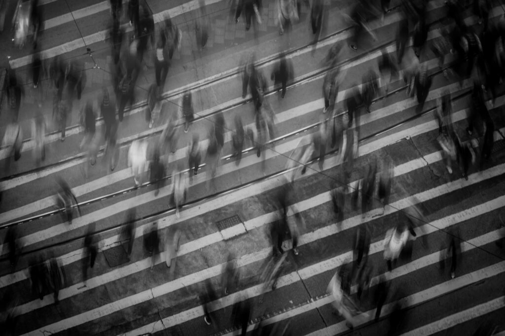 Photo volontairement floue d'une foule anonyme en mouvement.