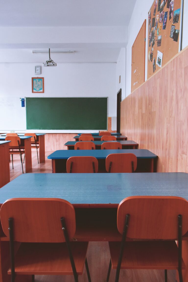 Une salle de classe vide.