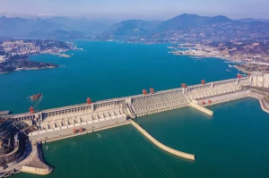 Photographie aérienne du gigantesque barrage des Trois Gorges en Chine.